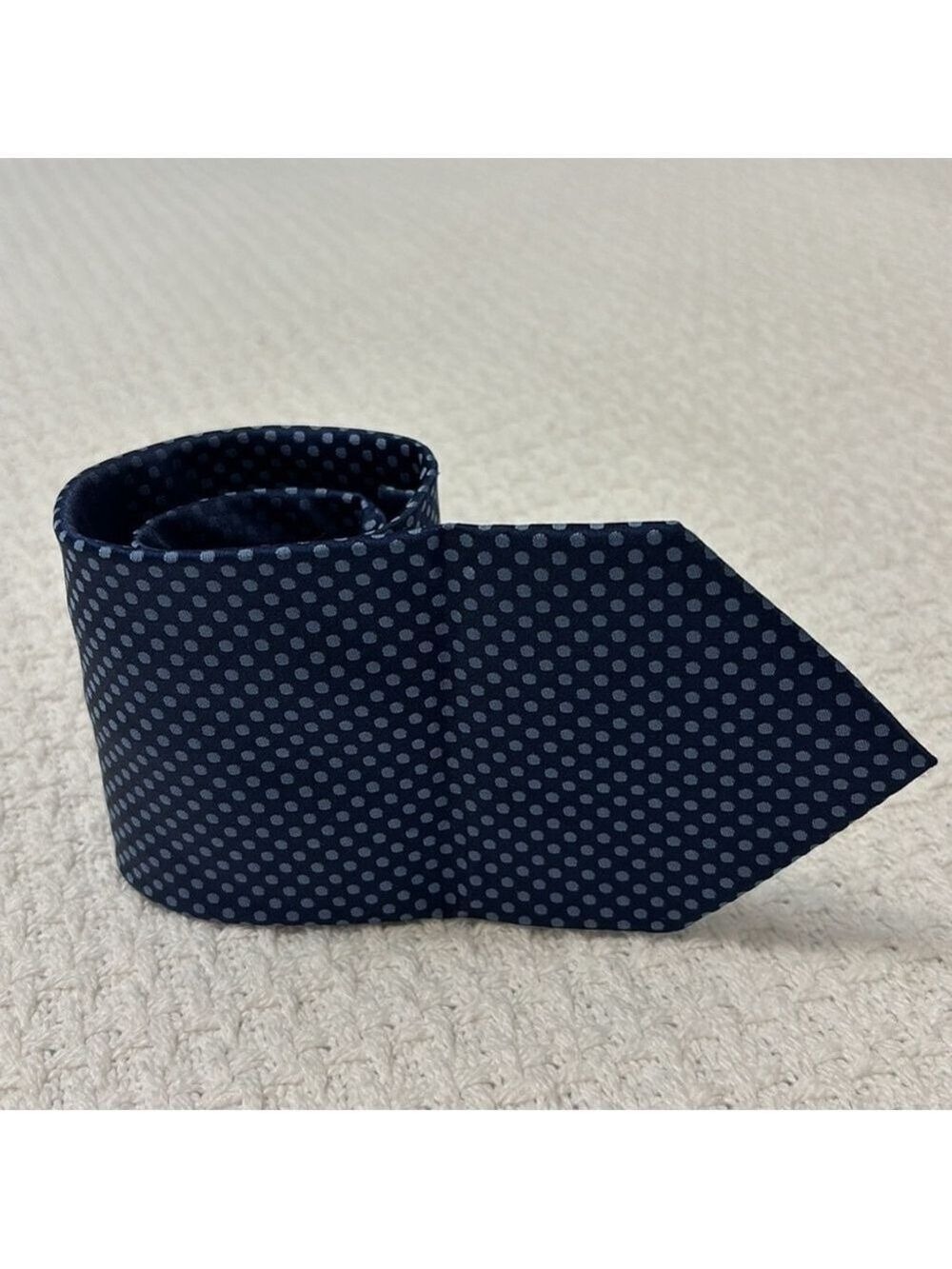 VAN HEUSEN 100% silk neck tie navy blue medium blue silver polka dot pattern